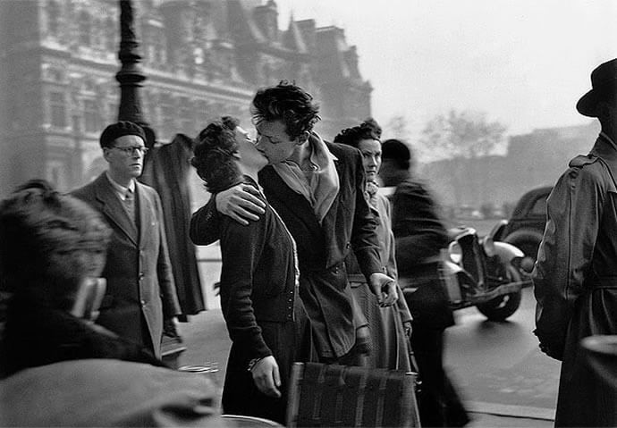 O Beijo do Hôtel de Ville de Robert Doisneau fotografia famosa