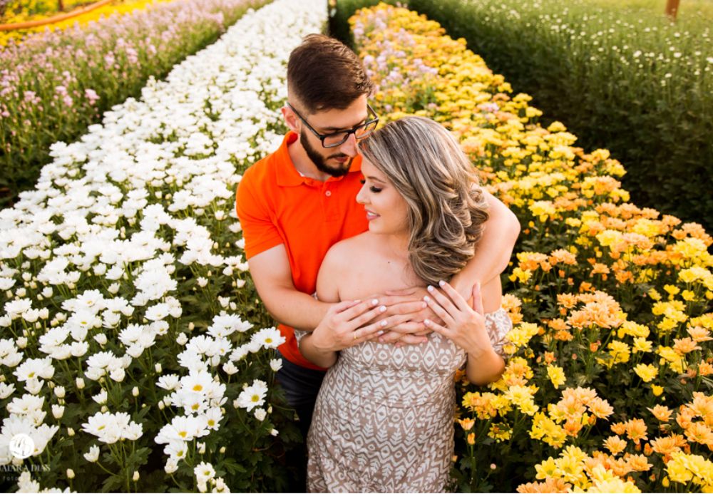 Ensaio pré-wedding em campo de flores