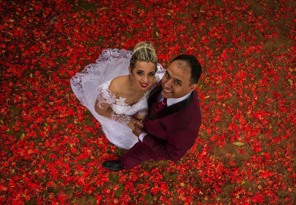 Fotografia de casamento com flores no chão