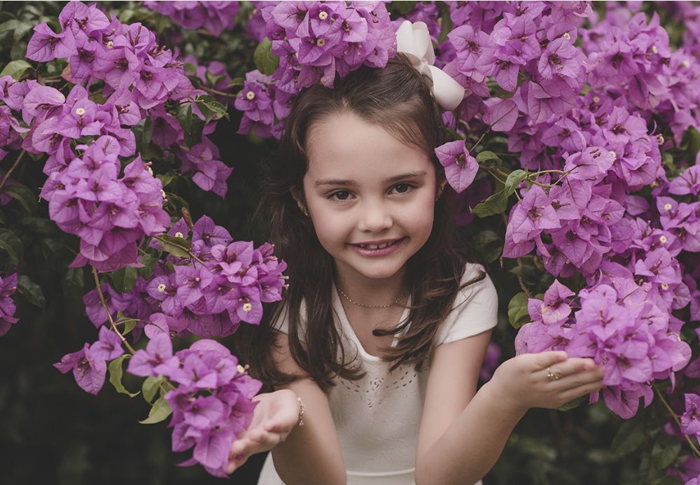 Fotografia de criança com flores
